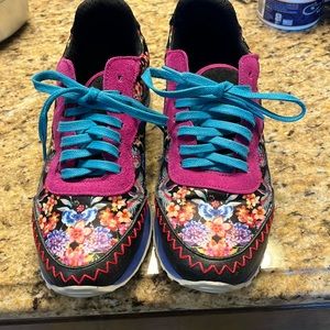 Johnny was tennis shoe